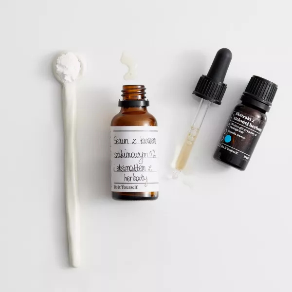 Serum z kwasem szikimowym 5%, ekstraktem z zielonej herbaty i kwasem hialuronowym
