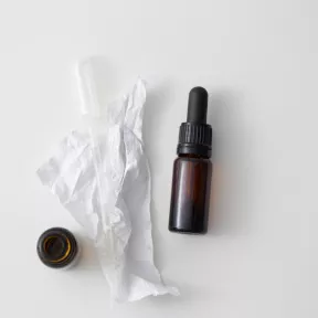 Lekkie serum do cery trądzikowej pod maskę algową peel-off