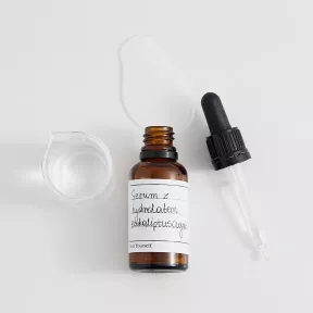Serum z hydrolatem lawendowym, niacynamidem i kolagenem roślinnym do cery mieszanej