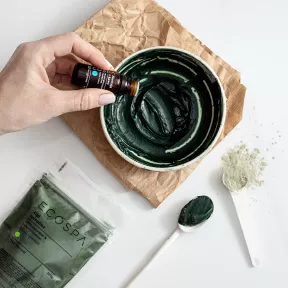 Antycellulitowy okład ze spiruliną i glinką zieloną na uda i pośladki