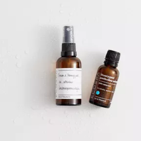 Regenerujące serum z Honeyquat do włosów średnioporowatych 
