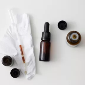 Antyoksydacyjne serum do cery dojrzałej pod maskę algową peel-off