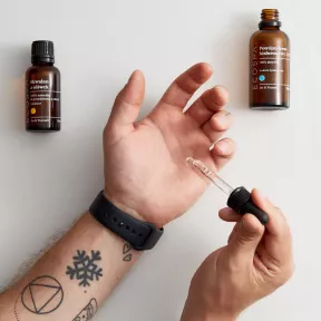 Nawilżające serum do twarzy dla mężczyzn