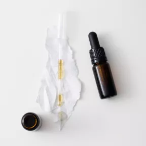 Nawilżające serum do cery suchej pod maskę algową peel-off