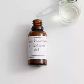 Serum hialuronowe z wieloowocowymi kwasami AHA
