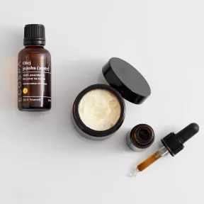 Lekki nawilżający krem do szyi i dekoltu z kwasem hialuronowym, zieloną herbatą i olejem jojoba