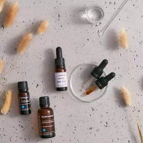 Wygładzające serum żelowe pod oczy z kwasem hialuronowym