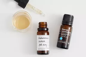 Serum hialuronowe pod oczy z ekstraktem z prawoślazu 5%