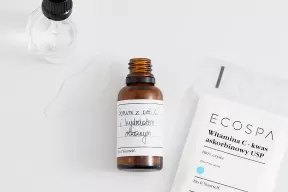 Antyoksydacyjne serum z witaminą C 15% i hydrolatem różanym