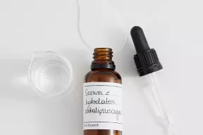 Serum z hydrolatem lawendowym, niacynamidem i kolagenem roślinnym do cery mieszanej