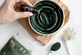 Antycellulitowy okład ze spiruliną i glinką zieloną na uda i pośladki