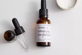 Rozjaśniające serum do twarzy z azeloglicyną i niacynamidem