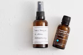 Regenerujące serum z Honeyquat do włosów średnioporowatych 