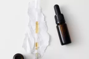 Nawilżające serum do cery suchej pod maskę algową peel-off