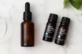 Nawilżające serum z ekstraktami z prawoślazu 4% i jabłka 5%