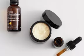 Lekki nawilżający krem do szyi i dekoltu z kwasem hialuronowym, zieloną herbatą i olejem jojoba