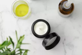 Krem z biofermentem z bambusa, olejem awokado i shea do cery suchej