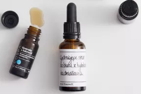 Ujędrniające serum do biustu z hydrolatem kadzidłowca