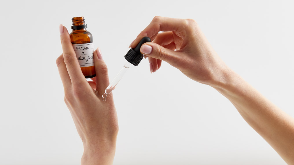 aplikowanie serum na skórę